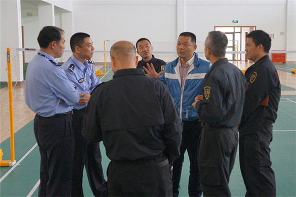 胡成武（右3）受聘担任上海警察学院要人警卫课程特聘教授。图为其与学校教研室教师研讨锁控技术。
