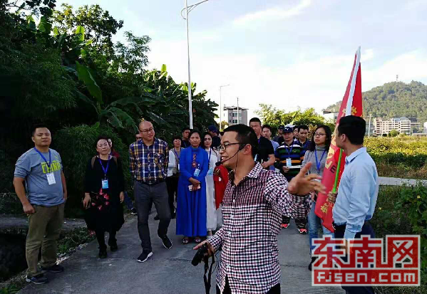 农场主王永源在向记者讲解 东南网记者摄